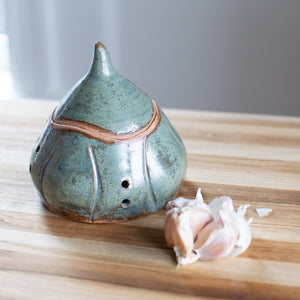 Sculpted Garlic Keeper - Old World