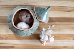 Sculpted Garlic Keeper - Old World