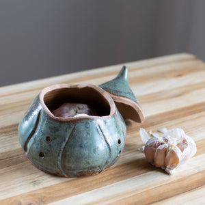 Sculpted Garlic Keeper - Old World