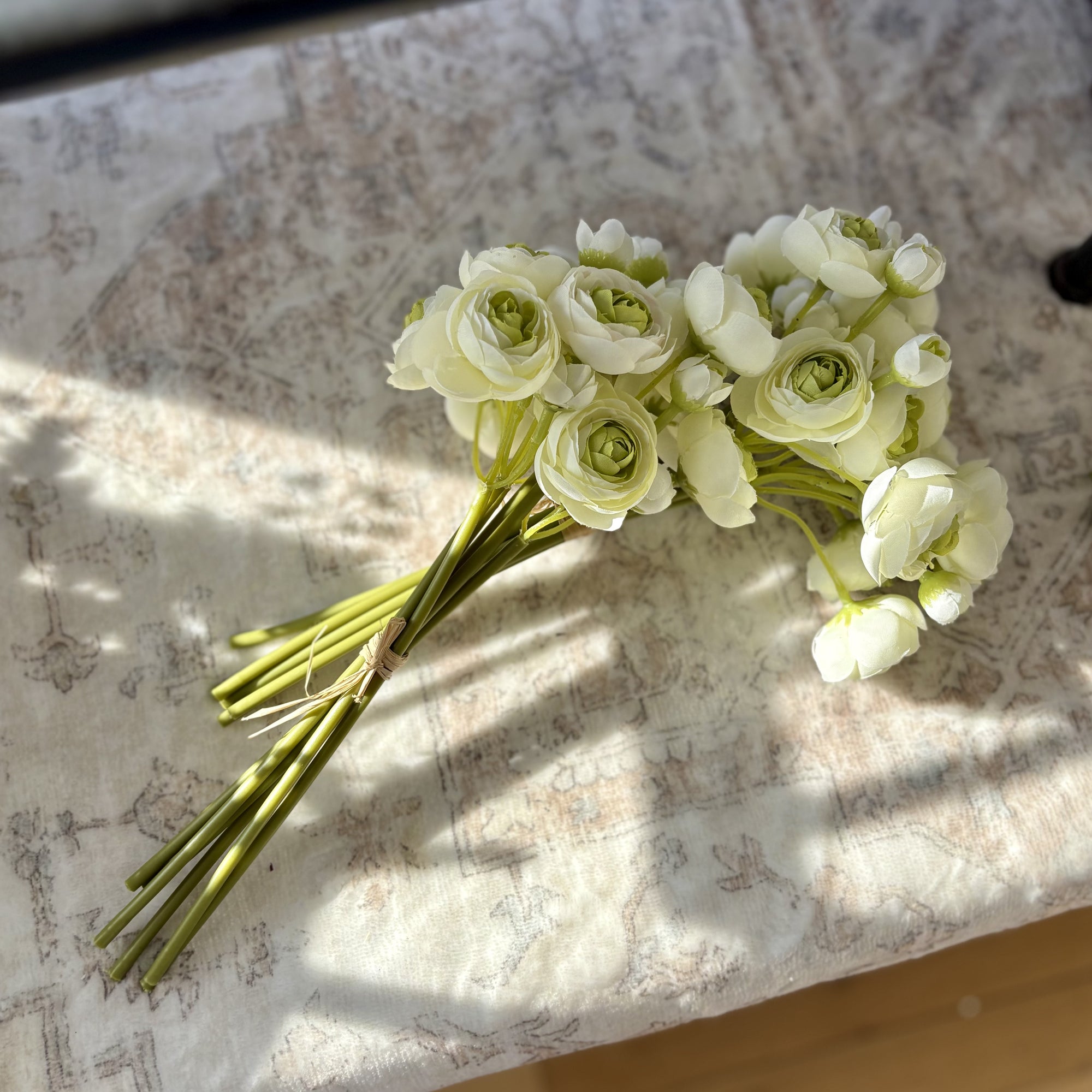 Antique Ranunculus Bunch - Delicate Ivory